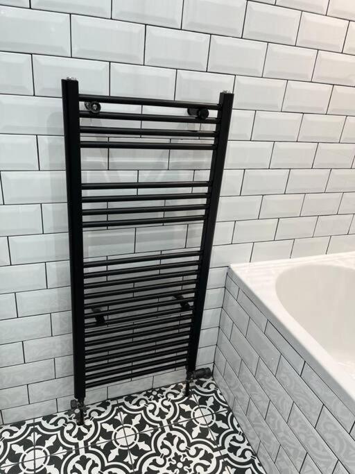 Cheerful 2 Bedroom Homely Apartment, Sleeps 6 Guest Comfy, 3X Double Bed, Parking, Free Wifi, Suitable For Business, Leisure Guest,Glasgow, Glasgow West End, Near City Centre Dış mekan fotoğraf