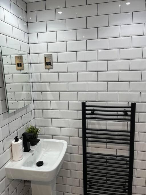 Cheerful 2 Bedroom Homely Apartment, Sleeps 6 Guest Comfy, 3X Double Bed, Parking, Free Wifi, Suitable For Business, Leisure Guest,Glasgow, Glasgow West End, Near City Centre Dış mekan fotoğraf