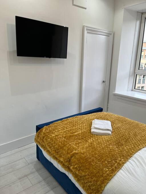 Cheerful 2 Bedroom Homely Apartment, Sleeps 4 Guest Comfy, 1X Double Bed, 2X Single Beds, Parking, Free Wifi, Suitable For Business, Leisure Guest,Glasgow, Glasgow West End, Near City Centre Dış mekan fotoğraf