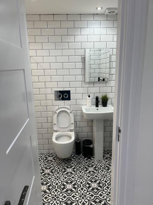 Cheerful 2 Bedroom Homely Apartment, Sleeps 6 Guest Comfy, 3X Double Bed, Parking, Free Wifi, Suitable For Business, Leisure Guest,Glasgow, Glasgow West End, Near City Centre Dış mekan fotoğraf