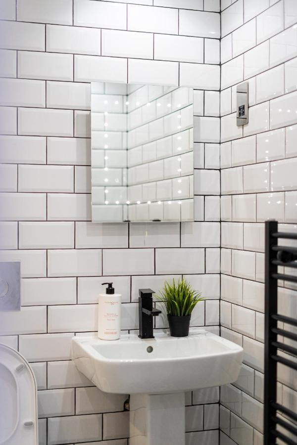 Cheerful 2 Bedroom Homely Apartment, Sleeps 6 Guest Comfy, 3X Double Bed, Parking, Free Wifi, Suitable For Business, Leisure Guest,Glasgow, Glasgow West End, Near City Centre Dış mekan fotoğraf