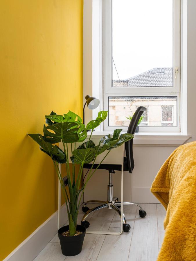 Cheerful 2 Bedroom Homely Apartment, Sleeps 6 Guest Comfy, 3X Double Bed, Parking, Free Wifi, Suitable For Business, Leisure Guest,Glasgow, Glasgow West End, Near City Centre Dış mekan fotoğraf